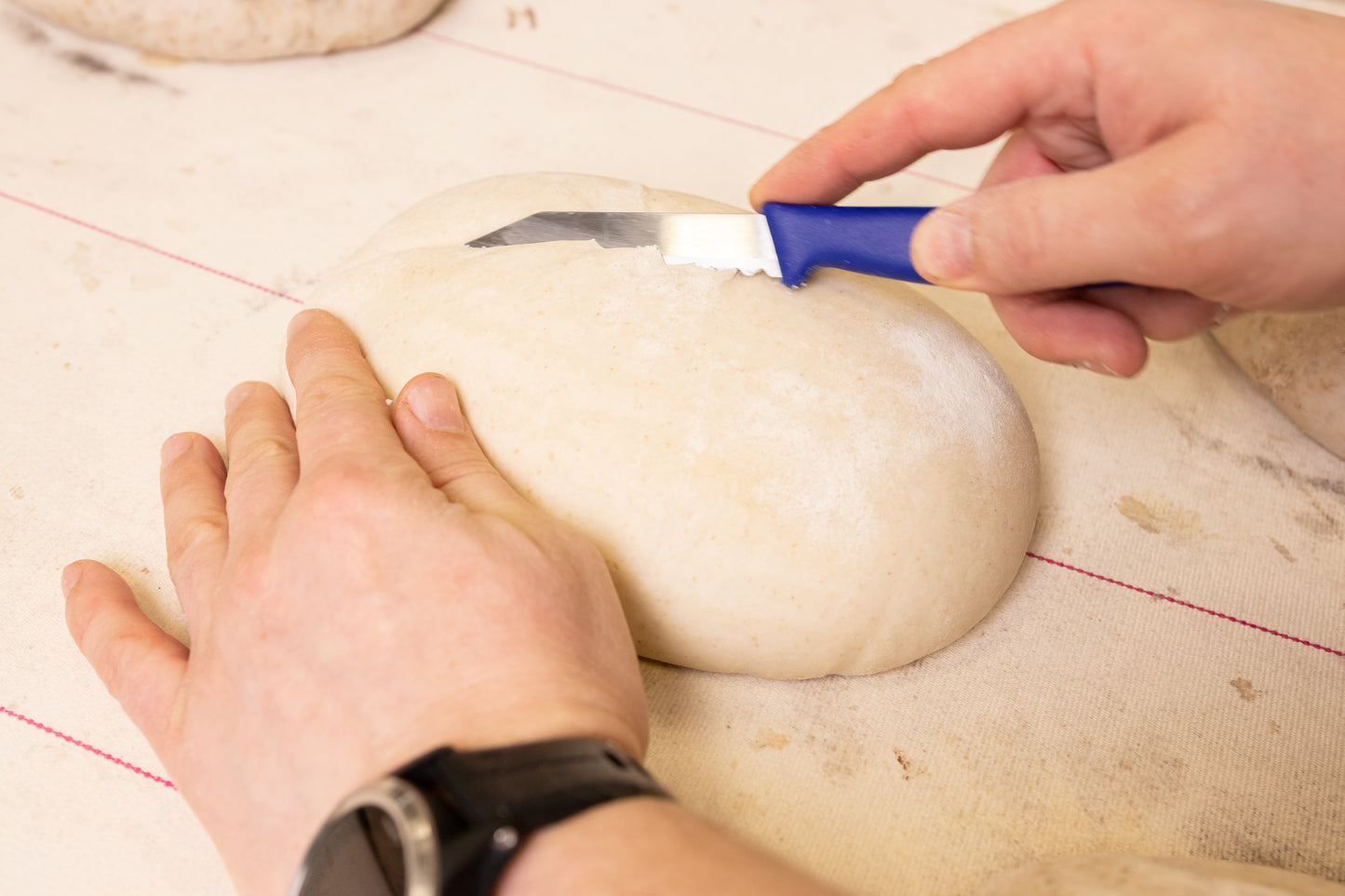 Chleb polny na zakwasie, ręczne formowanie ciasta, zdrowy chleb polny, wypiek chleba online.